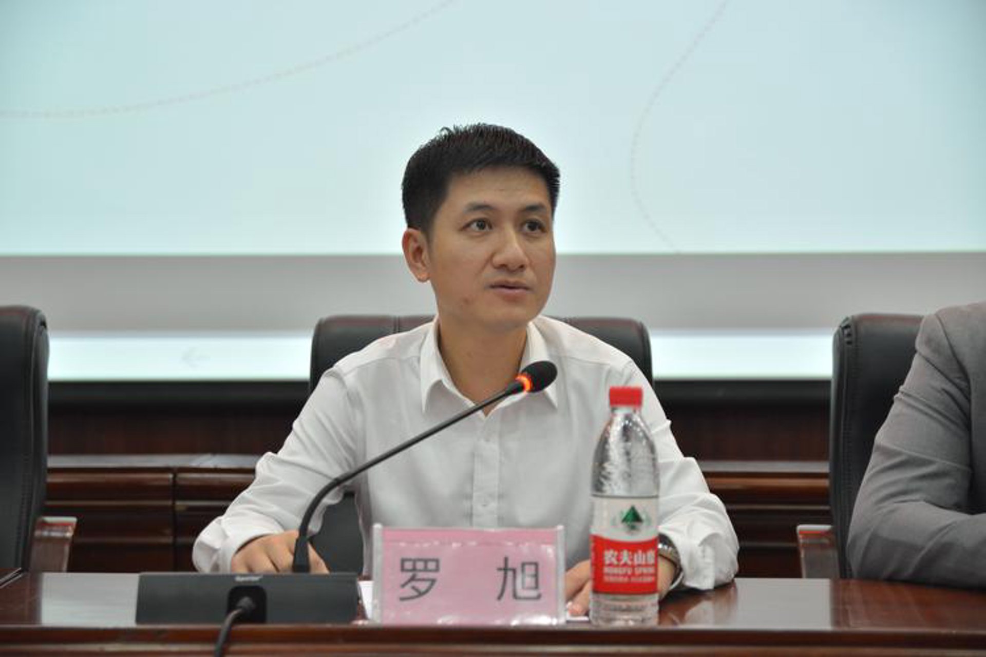 格洛尔出入境